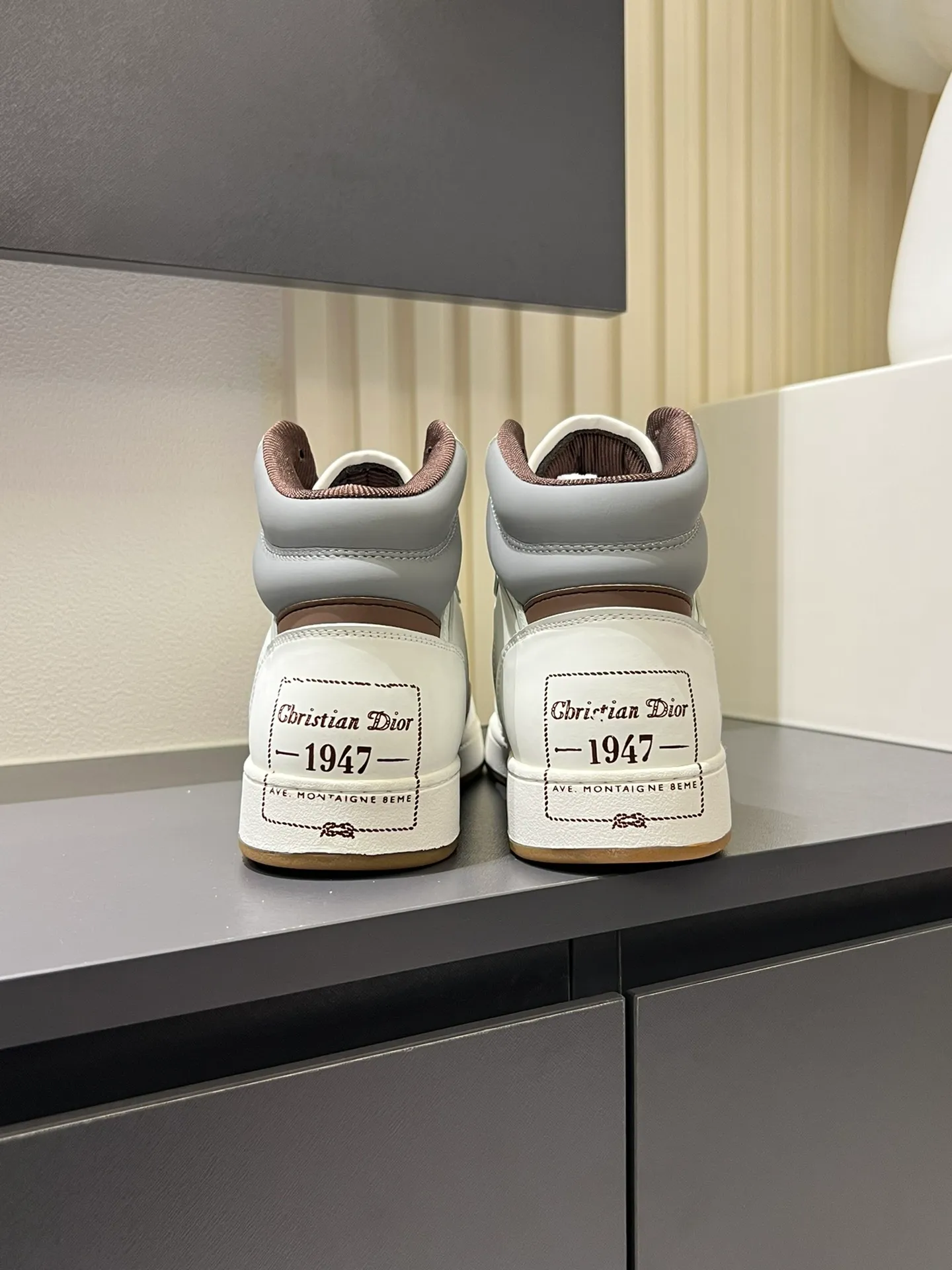 Men's shoes 💰p460 "Dio*" mid-top B27 casual sneakers. This B27 high-top sneaker is a new product in the series and continues Di*r's classic style. Crafted from gray and white smooth calf leather with beige and black Oblique print panels on the sides. The "CD Icon" shaped shoelace eyelets are clever and delicate, and the two-color rubber sole, rear collar and heel are all equipped with the brand's iconic details to enhance the style. Oblique printed straps at the ankle allow for an adjustable fit to complement the overall design. Fashionable and versatile, it can complement any look. Create an exquisite design with unique dynamic vitality and modern atmosphere, presented in low-top and high-top styles. This new must-have shoe adds a new dimension to Dior's archive heritage, embodying modern elegance. Purchase the original version and make it 1:1. If you need top quality, please come to me! Male 38-44!
